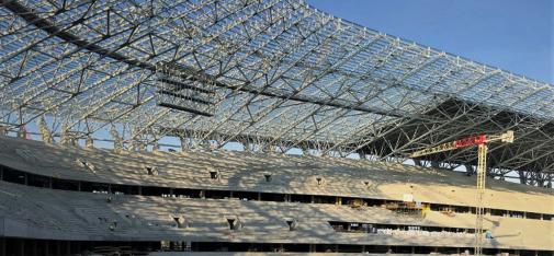 Vue de l'intérieur de la nouvelle arène Ferenc Puskás à Budapest. La nouvelle arène de Ferenc Puskás compte 15 000 m² de tribunes recouvertes de MC-Floor TopSpeed flex, le revêtement flexible à enrouler qui possède d'impressionnantes propriétés de pontage des fissures.