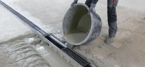 Réparation d'un canal de drainage dans un parking souterrain avec Emcekrete 50 A. Le nouveau béton de scellement à durcissement lent de MC-Bauchemie peut être utilisé aussi bien pour des applications à grand volume avec des épaisseurs de couche allant jusqu'à 320 mm que comme mortier de réparation selon la norme RL-SIB.