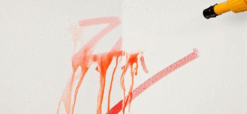 MC-Color LE (à droite) comparé à un revêtement à dispersion acrylique classique après le lavage à l'eau d'un graffiti frais. Le revêtement pigmenté haute performance MC-Color LE obtient les meilleures notes non seulement en termes de facilité au nettoyage et de protection contre l'encre et les taches, mais aussi de résistance au feu et de durabilité.