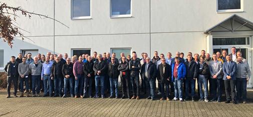 Troisième conférence ombran : la photo montre les participants réunis devant le centre de formation de MC à Bottrop.