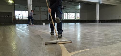 Vue de l'intérieur de la nouvelle usine de Resch & Frisch, l'une des plus grandes chaînes de boulangerie et de pâtisserie d'Autriche. Resch & Frisch a opté pour un revêtement de sol avec MC-Floor TopSpeed, car la construction a commencé en hiver et l'humidité résiduelle des chapes était trop élevée pour leur permettre de recevoir des revêtements EP ou PU standard.