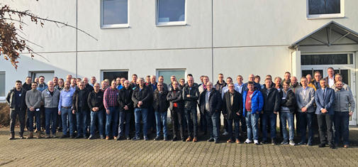 Troisième conférence ombran : la photo montre les participants réunis devant le centre de formation de MC à Bottrop.