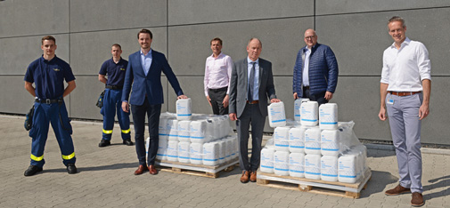 Remise des 100 conteneurs de cinq litres de désinfectant issus de la production interne de MC-Bauchemie au maire de Bot-trop, Bernd Tischler, sur le site de l'entreprise à Am Kruppwald.