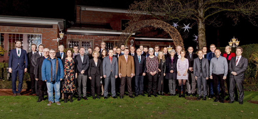Photo de groupe traditionnelle des lauréats de cette année chez MC dans le jardin de devant du Gasthof Berger à Bottrop-Feldhausen.