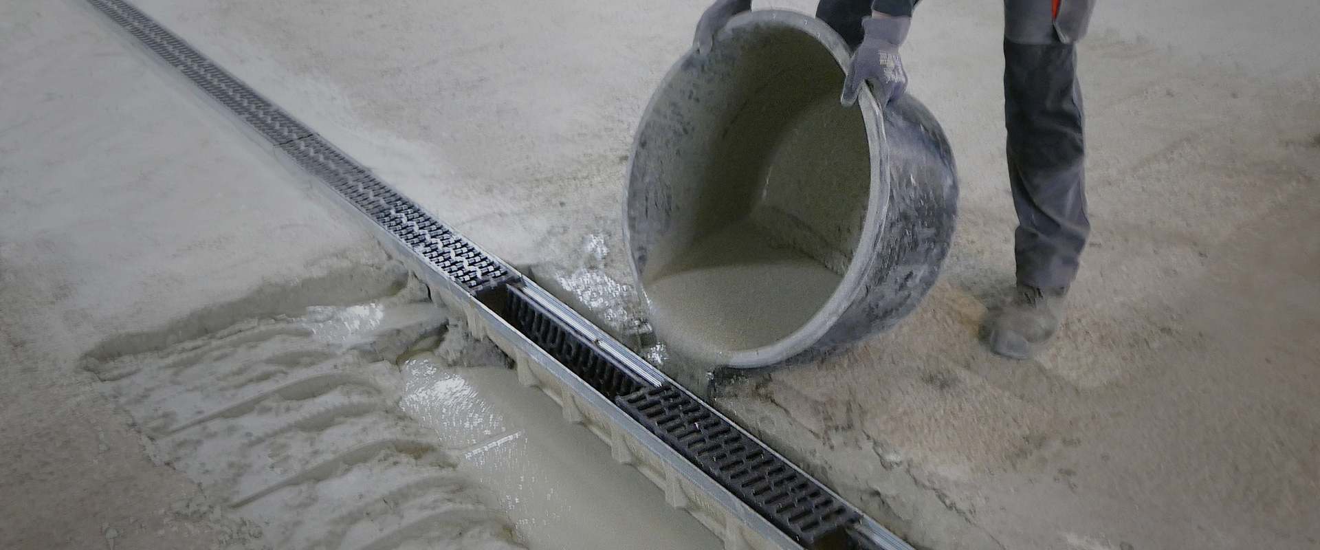 Réparation d'un canal de drainage dans un parking souterrain à l'aide du nouveau béton de scellement Emcekrete 50 A.